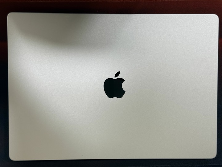 出售 MacBook Pro M3 Pro 16吋 18g/512g 銀色