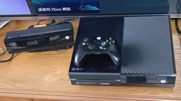 XBOXONE主機+ 限定手把+ 2.0體感器+ 遊戲