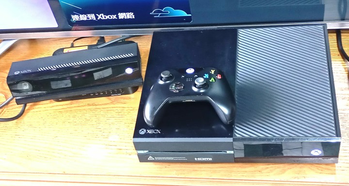 XBOXONE主機+ 限定手把+ 2.0體感器+ 遊戲