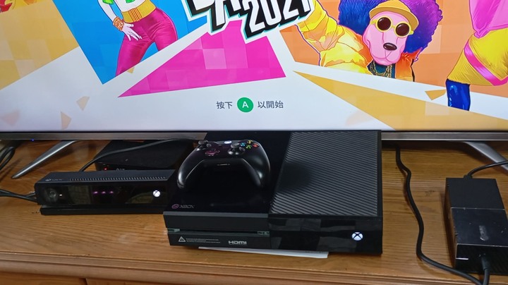 XBOXONE主機+ 限定手把+ 2.0體感器+ 遊戲