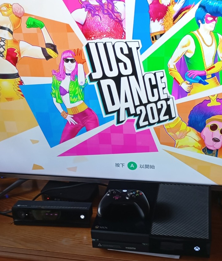 XBOXONE主機+ 限定手把+ 2.0體感器+ 遊戲