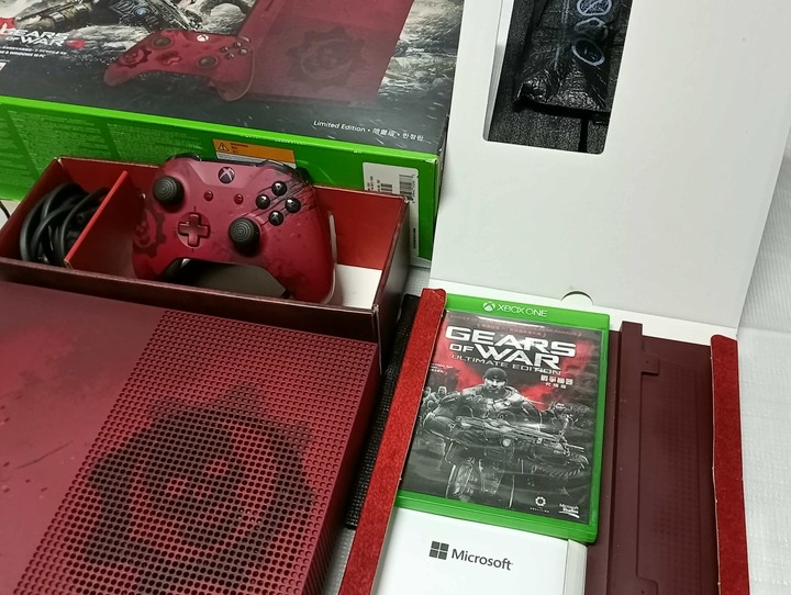 XBOX ONE S 主機 2TB 戰爭機器限定版主機 附戰爭機器遊戲光碟