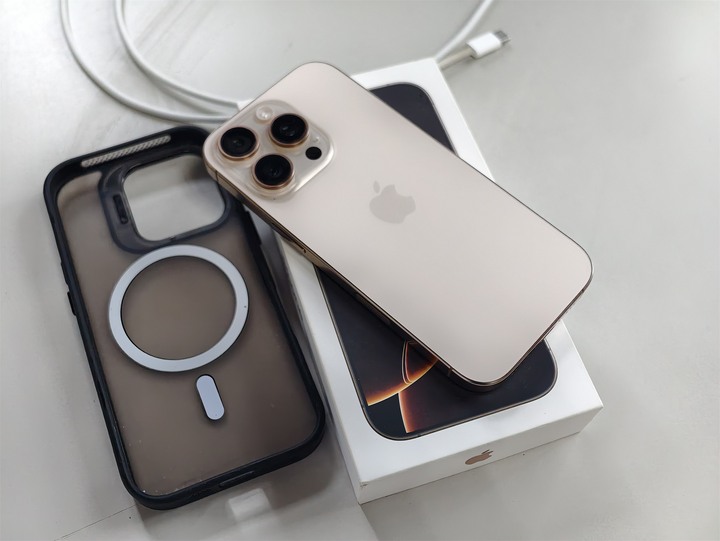 賣Iphone 16 pro128沙漠金色+apple watch11 配件盒裝完整!!!