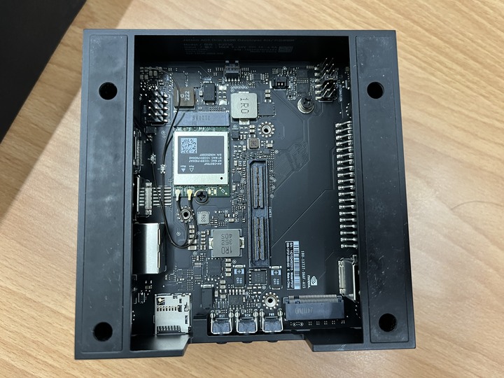 NVIDIA Jetson AGX Orin 開發人員套件(64GB 記憶體)