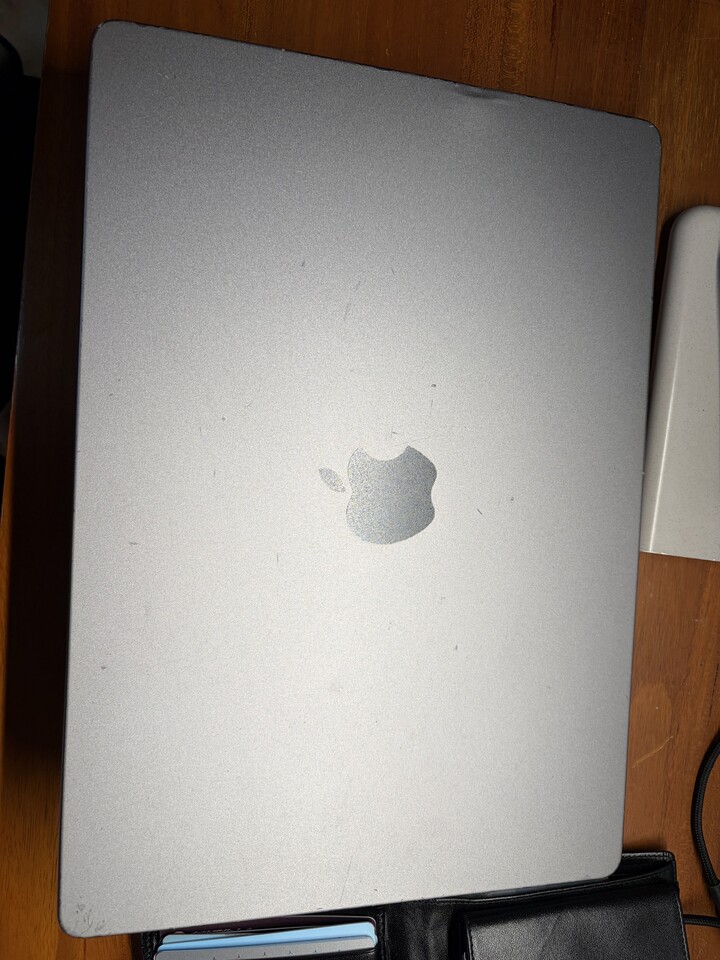 2023年11月出廠Apple Macbook Pro 13、Retina、M3、8GB RAM、1T SSD外觀有稍微凹陷不影響功能 原價66000 只賣36000