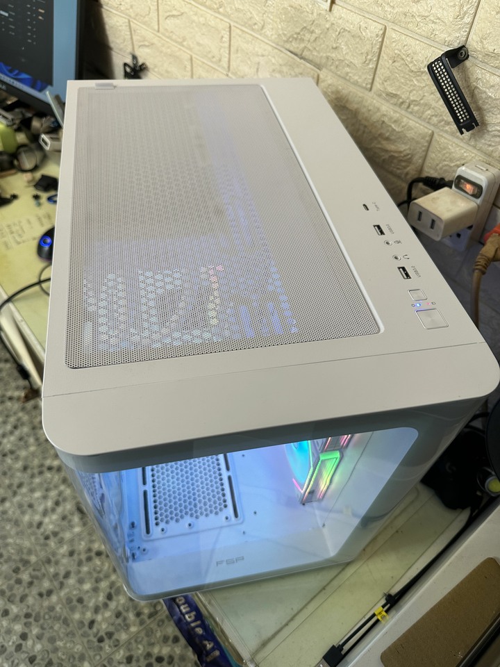 售近全新電腦主機R5-7500F/RTX5060/DDR5 32G。