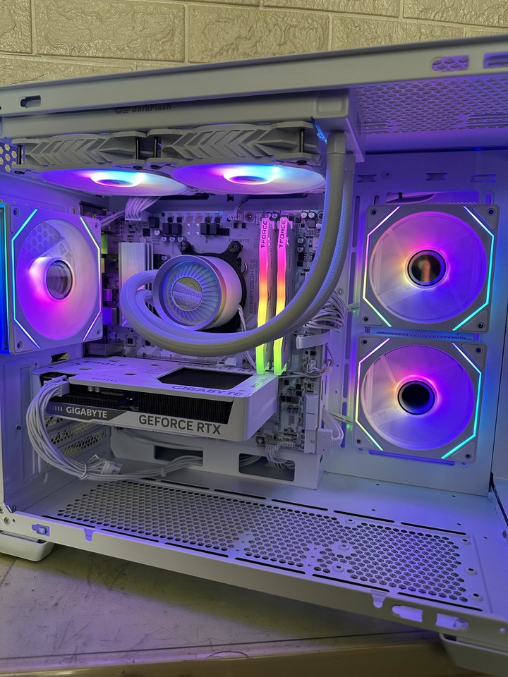 售近全新電腦主機R5-7500F/RTX5060/DDR5 32G。
