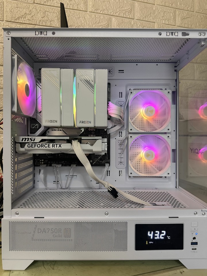 售電腦主機 白色海景，R5-9500F/RTX5060。