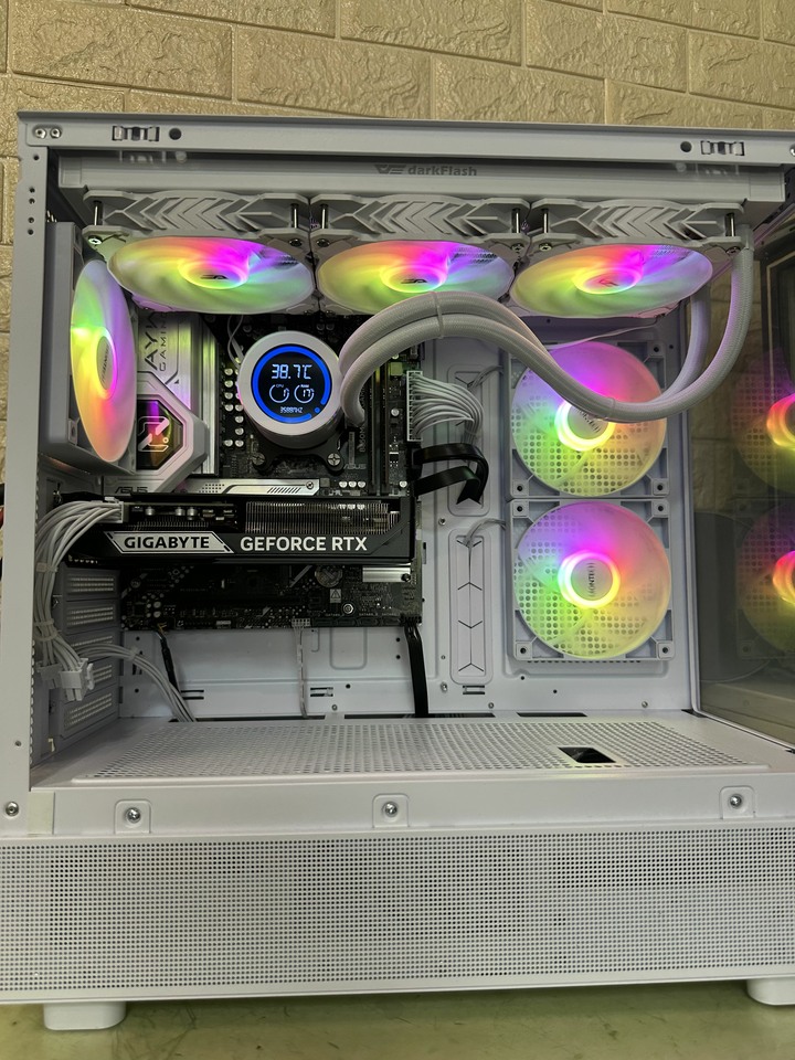 售近全新電腦主機R7-9700X/RTX5060Ti 。