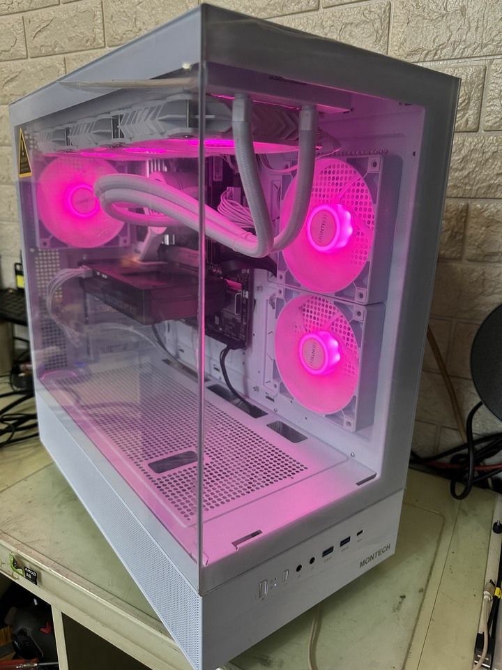 售近全新電腦主機R7-9700X/RTX5060Ti 。