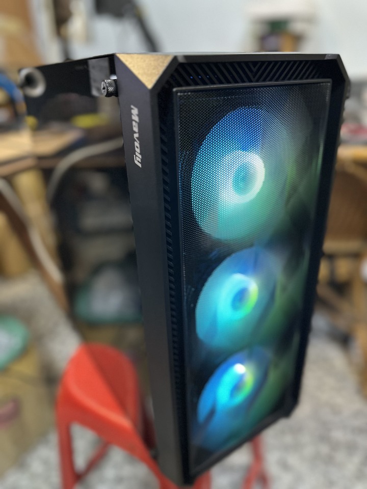 出售中古電腦主機i7-13700F/RTX4070 12GB。