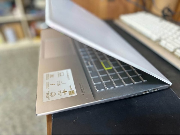 售ASUS ViVOBooK i7-1165G7 15.6”FHD。