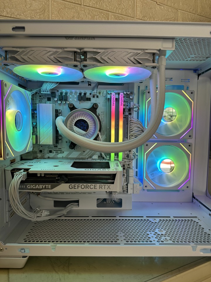 售近全新電腦主機R5-7500F/RTX5060/DDR5 32G。