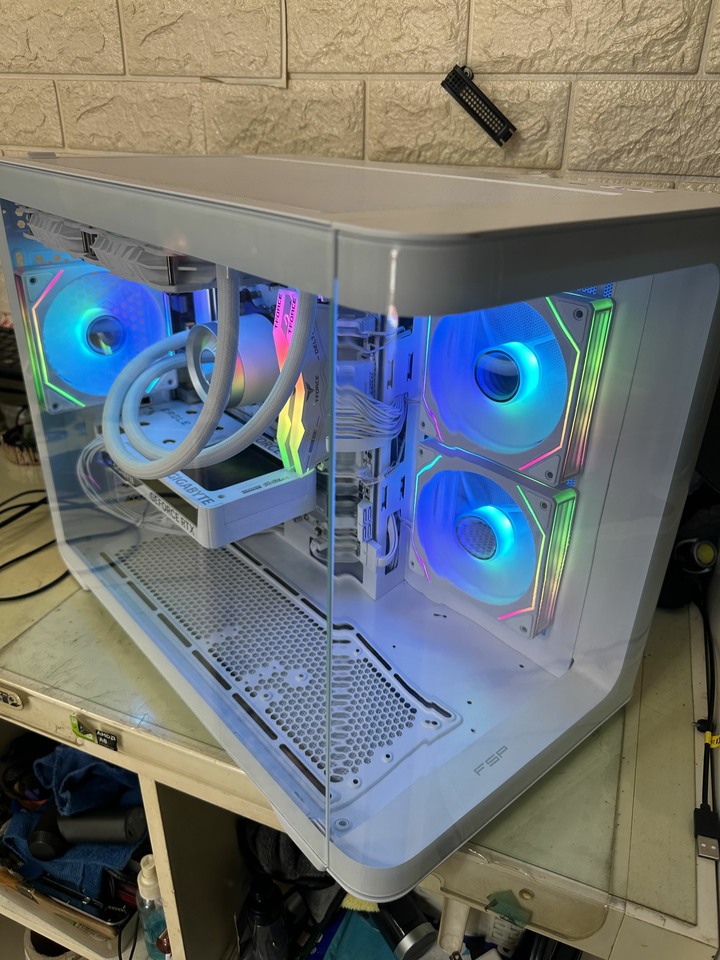 售近全新電腦主機R5-7500F/RTX5060/DDR5 32G。