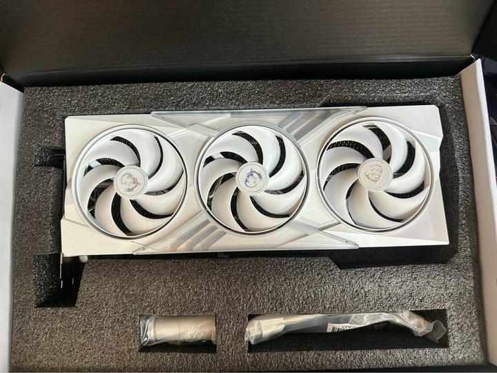 售近全新盒裝MSi 顯卡GeForce RTX 5070 12G GAMING TRIO OC WHITE。