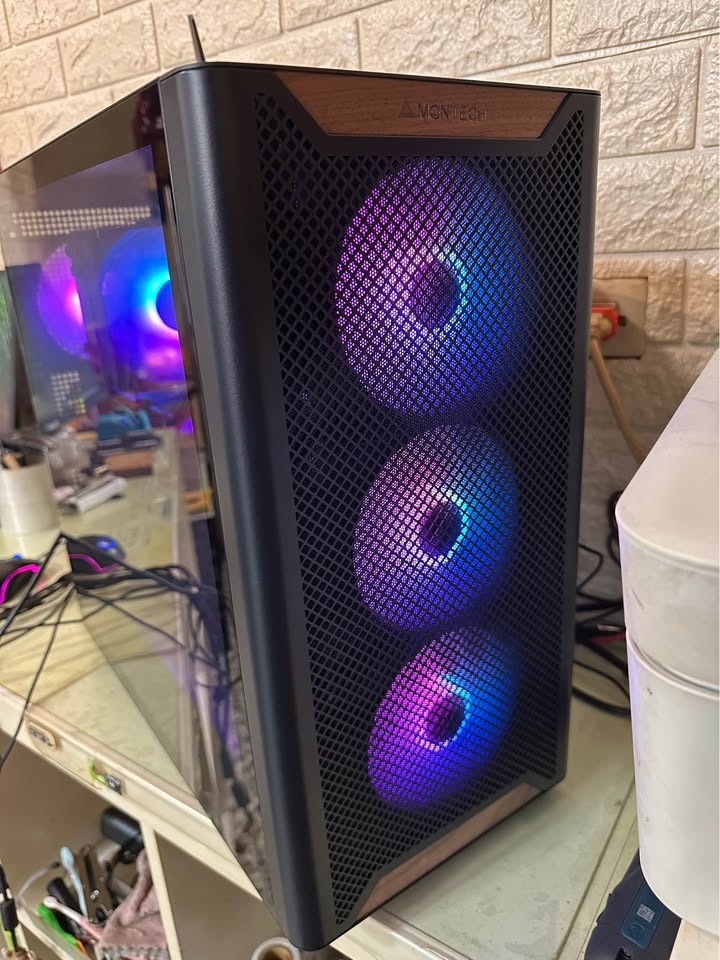 售 近全新 電腦主機R7-7700/RTX5070 12GB/DDR5 6000 32GB。