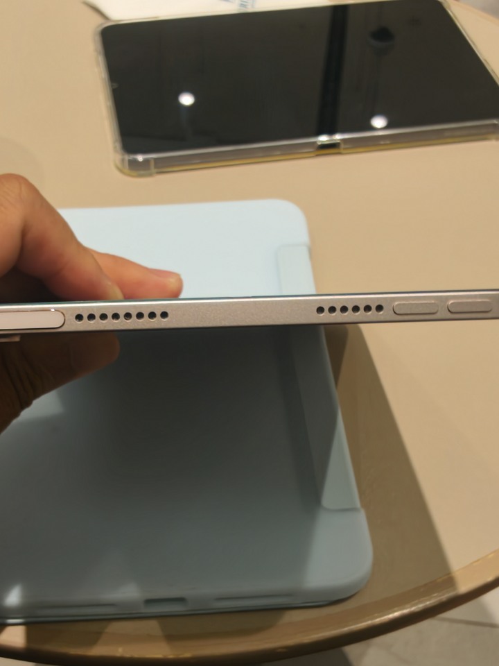 賣ipad mini 6 64gb wifi 紫色 無傷無盒 有充電頭跟線 有保護貼（但有痕跡建議換）電池84% 看影片續行一樣很久