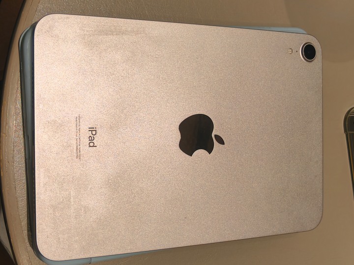 賣ipad mini 6 64gb wifi 紫色 無傷無盒 有充電頭跟線 有保護貼（但有痕跡建議換）電池84% 看影片續行一樣很久