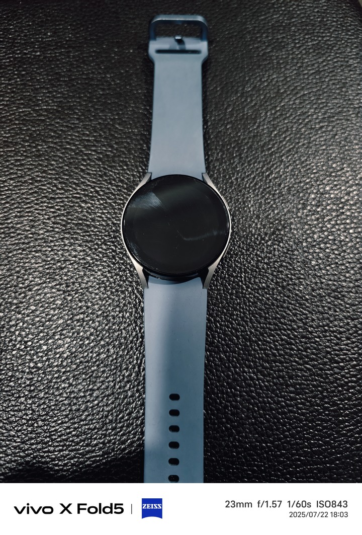 賣galaxy watch 5 銀 附一個新錶帶 輕微使用痕跡及微刮痕 便宜出售