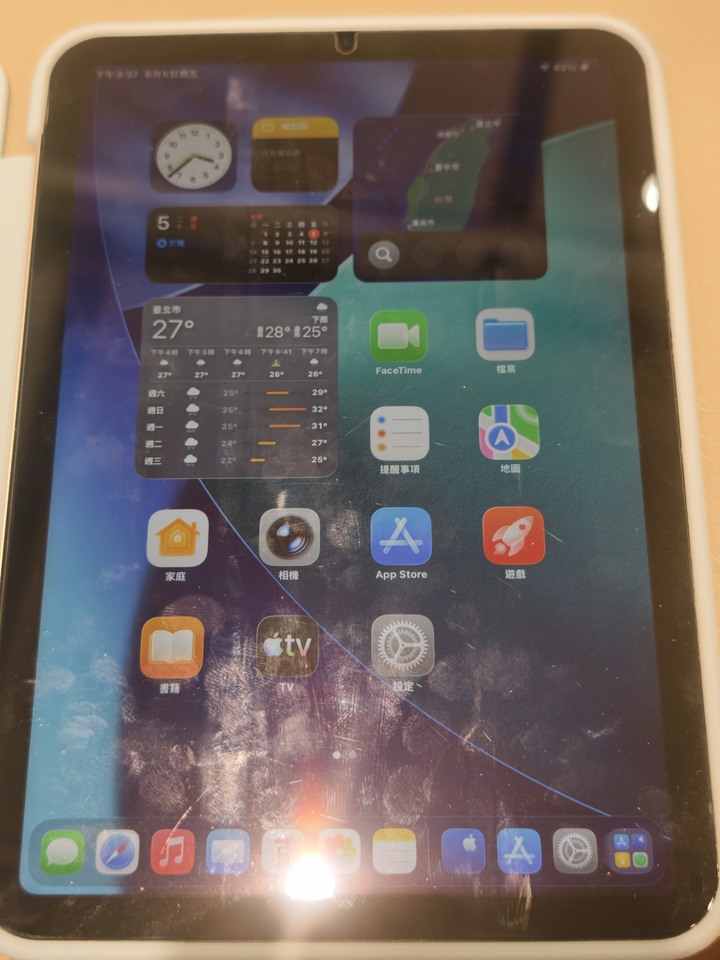 賣ipad mini 6 64gb wifi 紫色 無傷無盒 有充電頭跟線 有保護貼（但有痕跡建議換）電池84% 看影片續行一樣很久