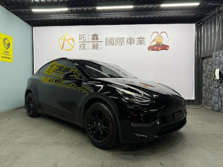 2023 tesla model Y LR 僅跑四萬