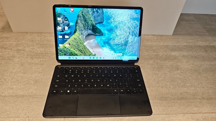 HUAWEI MateBook E Go 2023｜16GB＋1TB｜2.5K 120Hz｜710g｜Windows 11｜原廠磁吸鍵盤＋原廠觸控筆｜完整套裝