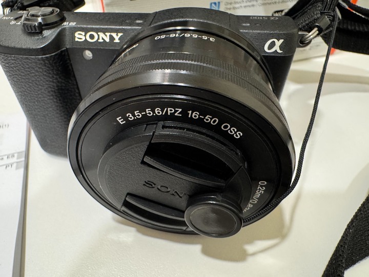 Sony A5100 含鏡頭16-50mm 快門數只有1536