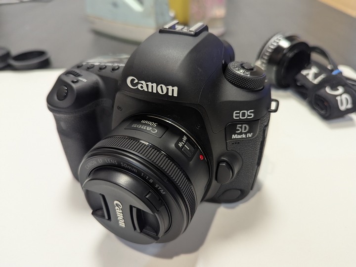 5D4 二手機+一些配件........