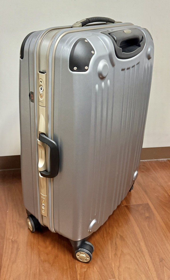 美麗華戰車 Commodore 29吋 9939 霧銀灰 硬殼行李箱 (全新未使用) (附原廠紙箱))