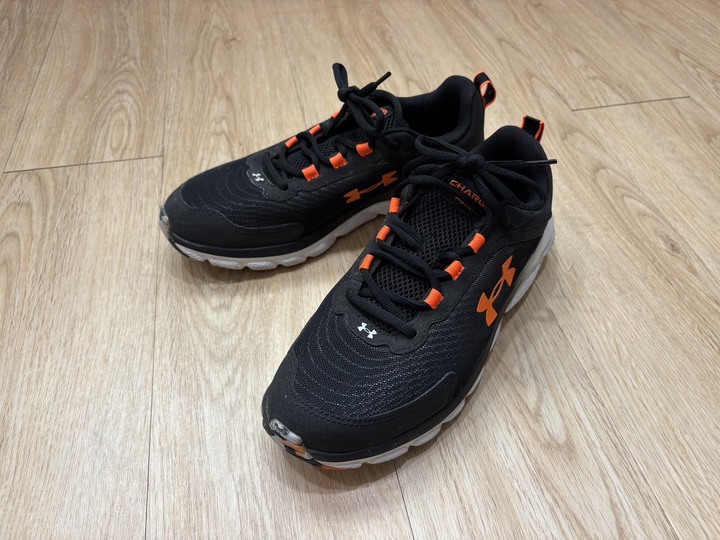 Under Armour 慢跑鞋