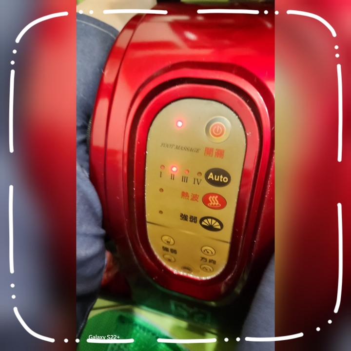台北土城(二手) 輝葉/火紅溫感美腿按摩機~機型HY-19951-D~使用電壓AC110V本機外殼有擦痕(如圖片四)使用功能正常~品牌:輝葉 名稱:火紅溫感美腿機 型號:HY-19951D顏色:紅色尺寸:62x28x31cm額定電壓:110V額定頻率:60HZ額定消耗功率:140W重量:9kg產地:中國