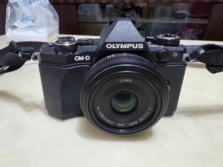 【出售】經典復古 Olympus E-M5 Mark II 大全配（一機三鏡 / 全盒單 / 配件齊）快門僅8240次