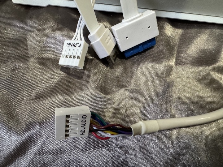 JONSBO 喬思伯TK1 V2 白 雙曲環景二手良品機殼 , 九成新。