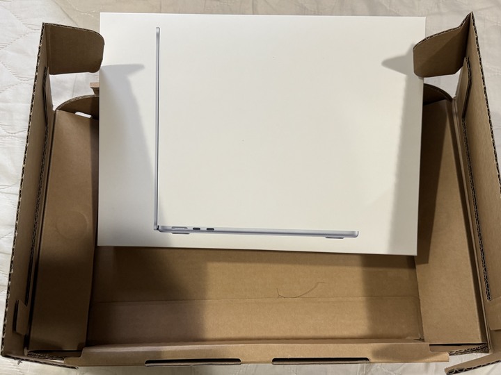 [拆封新機]Apple 2026 MacBook Air 13.6吋 M5 晶片(10核心GPU, 16GB,1TB SSD, 天藍色、美版鍵盤，保固至2027/7/20))