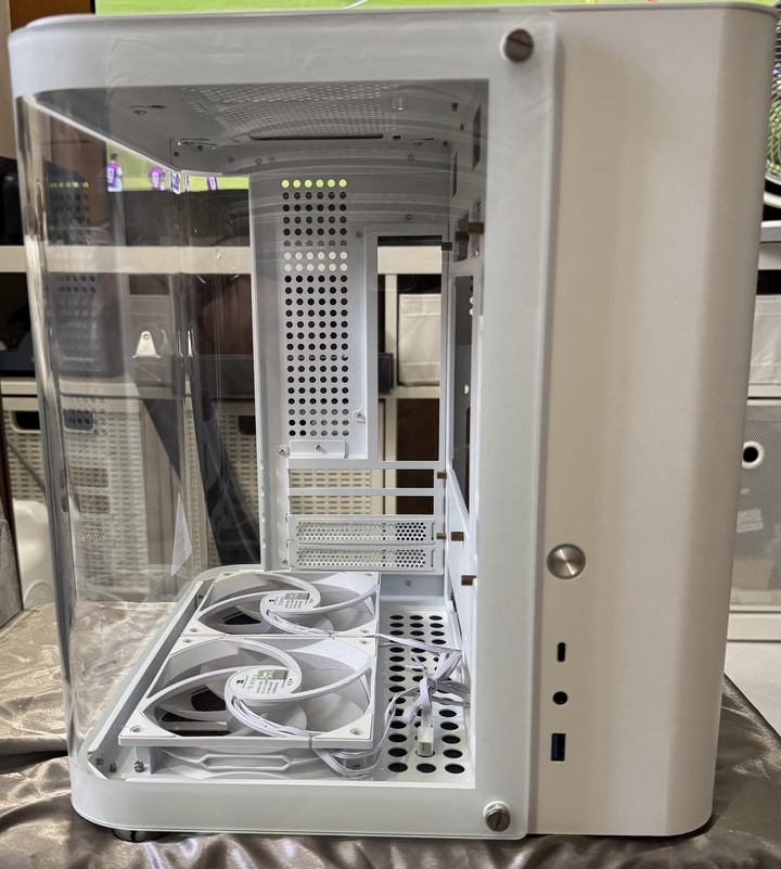 JONSBO 喬思伯TK1 V2 白 雙曲環景二手良品機殼 , 九成新。