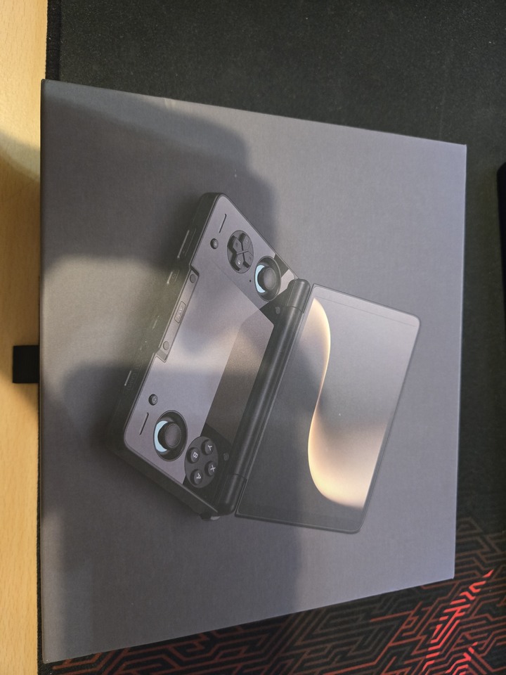 Ayn Thor 安卓掌機 16GB/1TB + 512GB 記憶卡