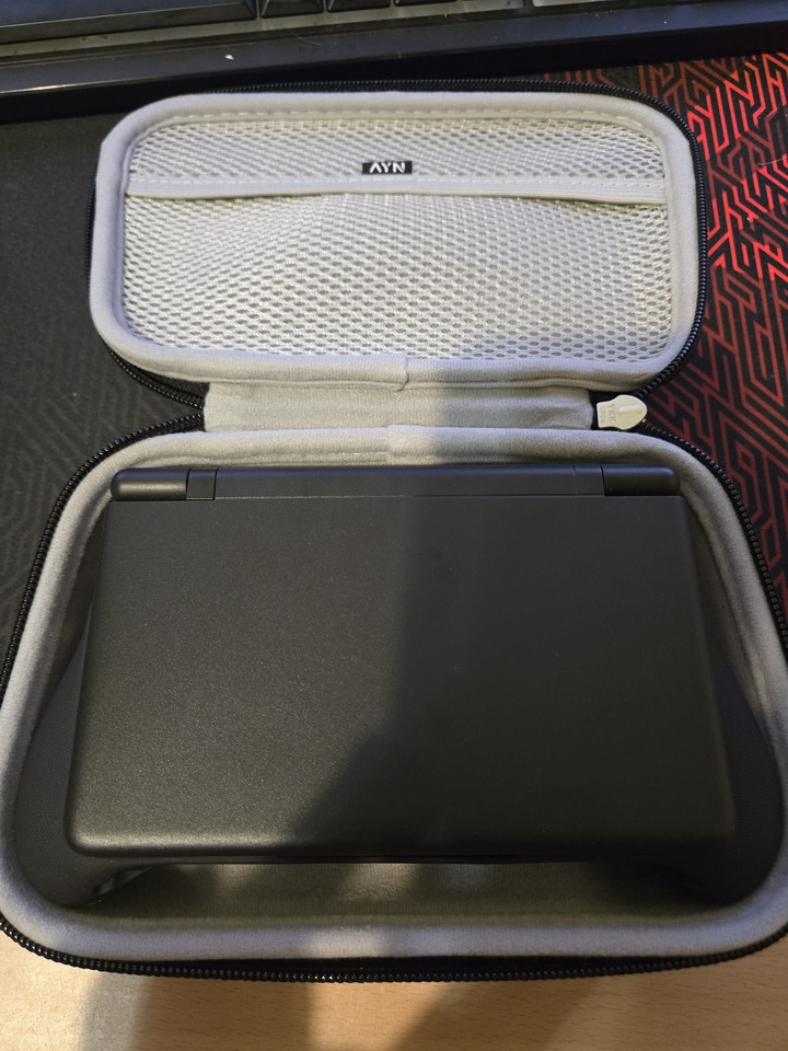 Ayn Thor 安卓掌機 16GB/1TB + 512GB 記憶卡