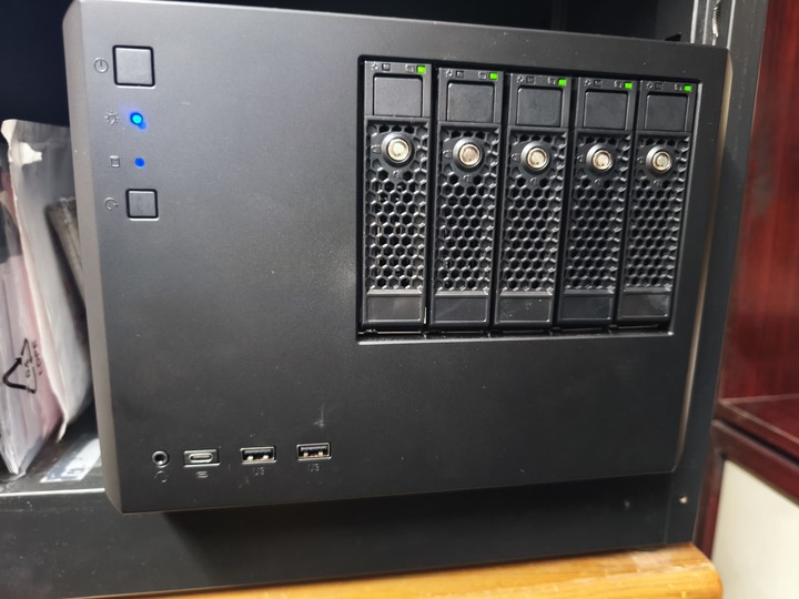 SilverStone 銀欣 CS351 支援5顆SAS-12G熱插拔的多功能NAS機殼