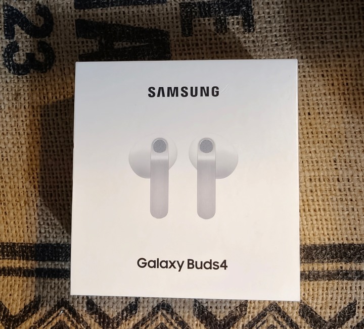 samsung galaxy buds4 white