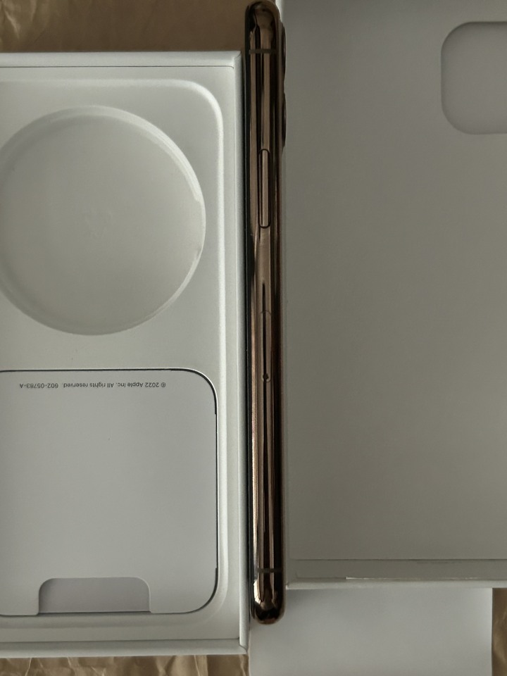 售廉售9成新的iPhone 11Pro經典奶茶金色64G版本手機.
