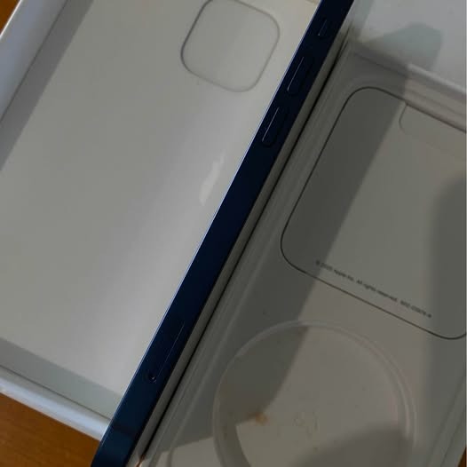 自售廉售9成新的iPhone 12深藍色64G版本手機