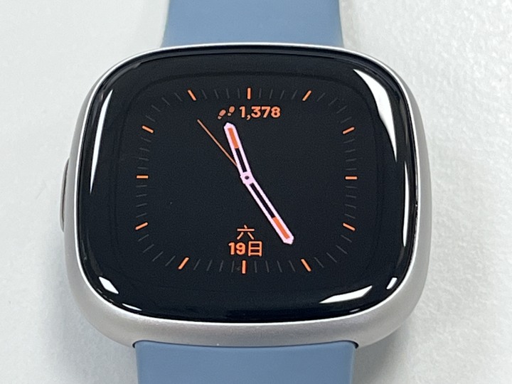 Fitbit Versa 4 (瀑布藍 / 白金色鋁製材質)