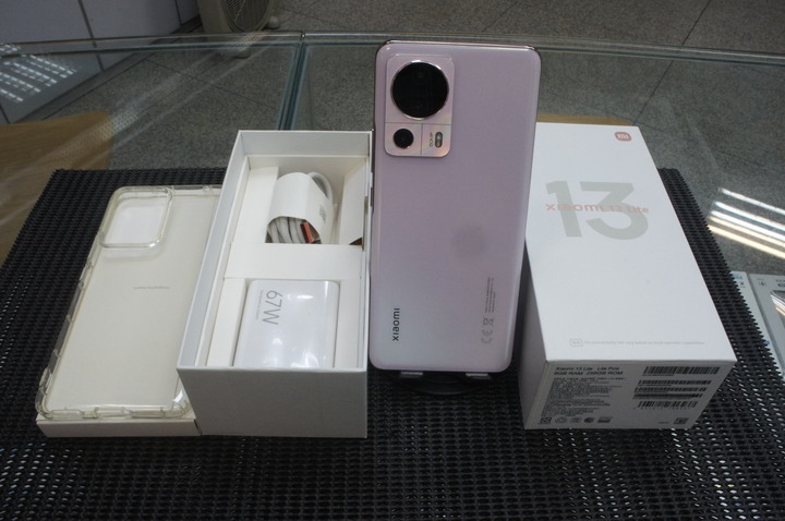 9.9成新 小米 Xiaomi 13 Lite 8G+256GB 台灣公司貨+5個潮殼+新的玻璃貼