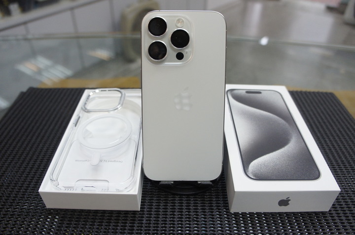 9.5成新 iphone 15 pro 256GB 台灣原廠公司貨 盒裝電池健康度82%