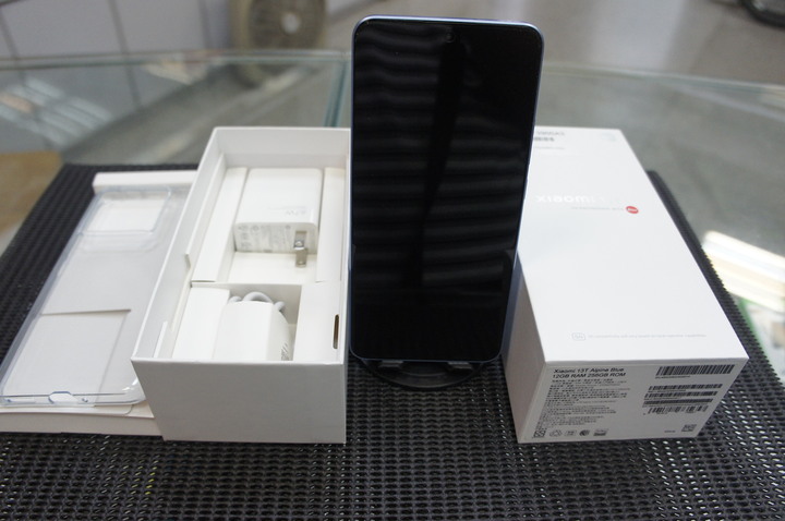 近全新 小米 Xiaomi 13T 12G/256G 台灣大哥大公司貨 萊卡3鏡頭相機