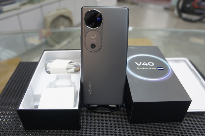 9成新 vivo V40 5G 12G/256GB 台灣公司貨 盒裝配件