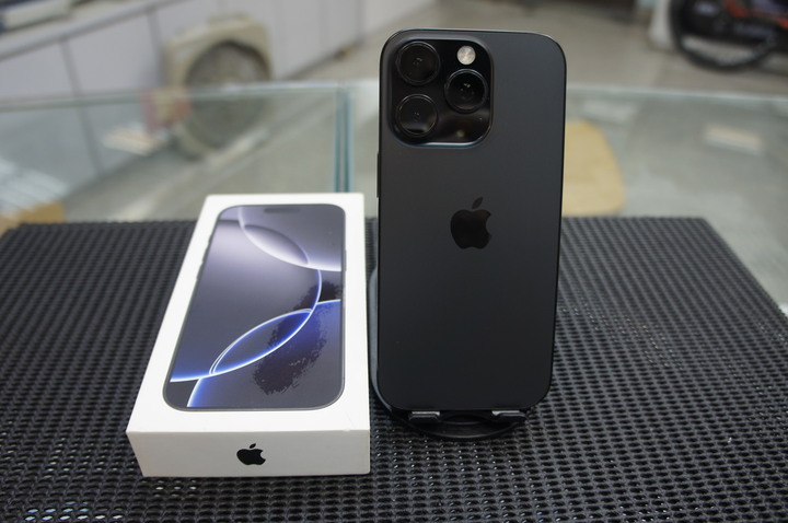 9成新 iphone 16 pro 512GB 台灣原廠公司貨 盒裝黑色