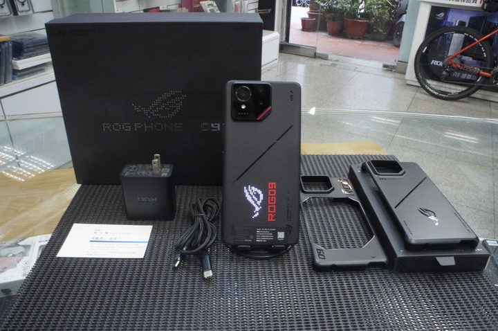 保固內 ASUS ROG Phone 9 pro Edition 24G+1TB 遠傳公司貨