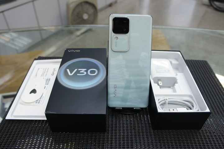 9.9成新 vivo V30 5G 12G/512GB 台灣公司貨 盒裝配件齊全