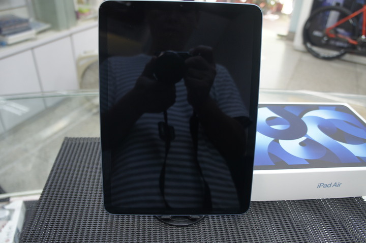 9.5成新 APPLE ipad air 5代 64GB wifi版 M1處理器 台灣公司貨 藍色